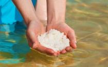 От чего зависит солёность морской воды?